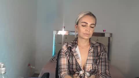 Snapshot of julieta__fox_ chatting on 02.23.25 julieta__fox_ online show from 02.23.25