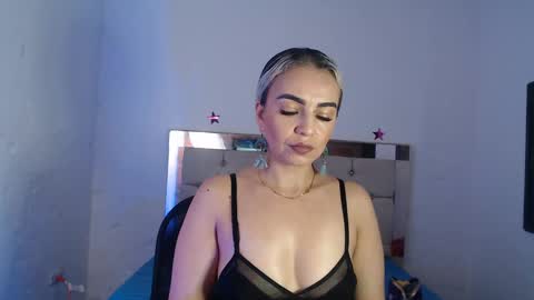 Snapshot of julieta__fox_ chatting on 02.24.25 julieta__fox_ online show from 02.24.25