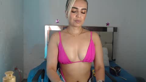 Snapshot of julieta__fox_ chatting on 02.26.25 julieta__fox_ online show from 02.26.25
