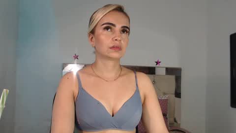 Snapshot of julieta__fox_ chatting on 03.08.25 julieta__fox_ online show from 03.08.25