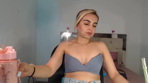 Snapshot of julieta__fox_ chatting on 03.08.25 julieta__fox_ online show from 03.08.25