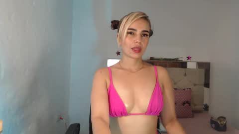 Snapshot of julieta__fox_ chatting on 03.10.25 julieta__fox_ online show from 03.10.25