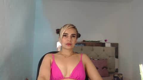 Snapshot of julieta__fox_ chatting on 03.10.25 julieta__fox_ online show from 03.10.25