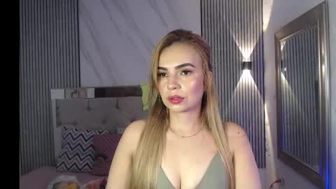 Snapshot of julieta__fox_ chatting on 10.19.25 julieta__fox_ online show from 10.19.25