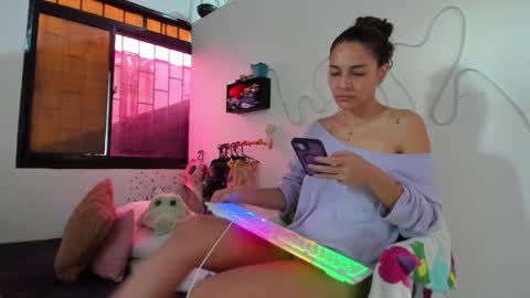 Snapshot of juliette_sweet05 chatting on 10.15.25 juliette online show from 10.15.25