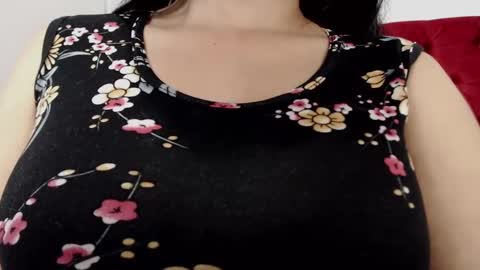 Snapshot of karolineburnx chatting on 02.20.25 Isa online show from 02.20.25