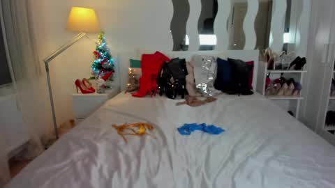 Snapshot of kate_redgar chatting on 12.17.24 kate_redgar online show from 12.17.24