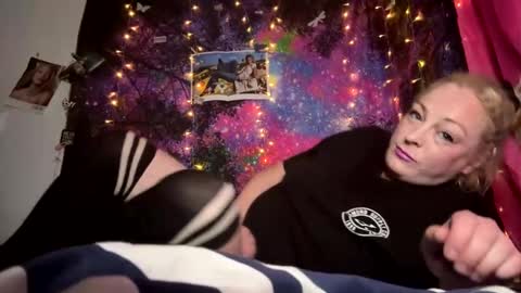 Snapshot of kay_la chatting on 09.11.25 kay_la online show from 09.11.25