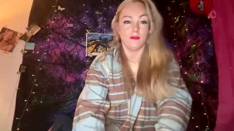 Snapshot of kay_la chatting on 09.14.25 kay_la online show from 09.14.25