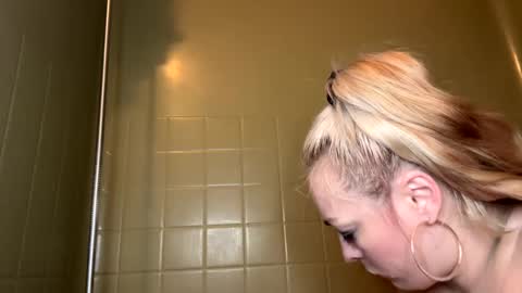 Snapshot of kay_la chatting on 09.16.25 kay_la online show from 09.16.25