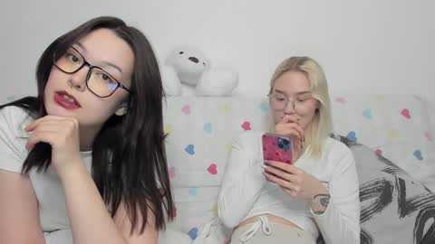 Snapshot of kebesheska chatting on 12.16.24 Seb Polly Roxy Jonny online show from 12.16.24