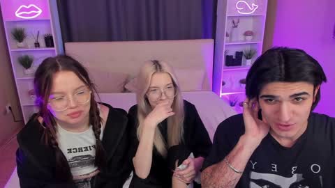 Snapshot of kebesheska chatting on 12.22.24 Seb Polly Roxy Jonny online show from 12.22.24