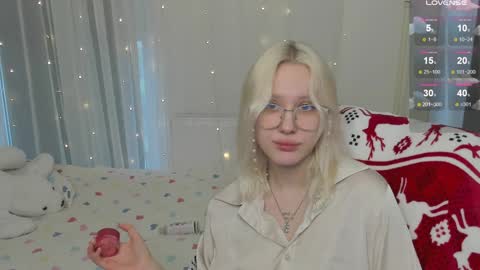 Snapshot of kebesheska chatting on 01.12.25 Seb Polly Roxy Jonny online show from 01.12.25