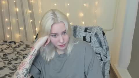 Snapshot of kebesheska chatting on 02.12.25 Seb Polly Roxy Jonny online show from 02.12.25