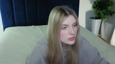 Snapshot of kebesheska chatting on 09.22.25 Seb Polly Roxy Jonny online show from 09.22.25