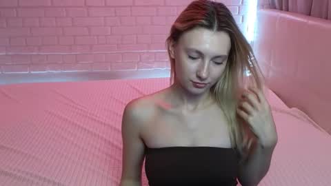 Snapshot of kebesheska chatting on 10.24.25 Seb Polly Roxy Jonny online show from 10.24.25