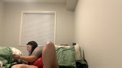 Snapshot of keekisees chatting on 11.22.25 keekisees online show from 11.22.25