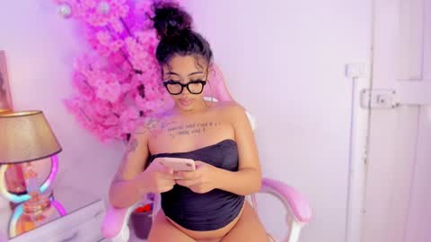 Snapshot of khelany_isyy chatting on 12.05.24 Khelany Isyy online show from 12.05.24