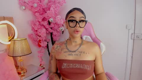 Snapshot of khelany_isyy chatting on 12.18.24 Khelany Isyy online show from 12.18.24