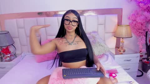 Snapshot of khelany_isyy chatting on 01.05.25 Khelany Isyy online show from 01.05.25