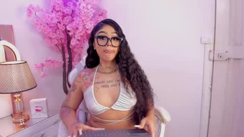 Snapshot of khelany_isyy chatting on 03.11.25 Khelany Isyy online show from 03.11.25