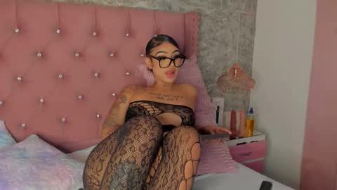 Snapshot of khelany_isyy chatting on 10.27.25 Khelany Isyy online show from 10.27.25