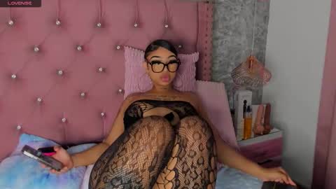 Snapshot of khelany_isyy chatting on 11.06.25 Khelany Isyy online show from 11.06.25