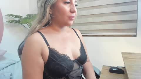 Snapshot of kiara_mirren chatting on 09.26.25 K I A R A online show from 09.26.25