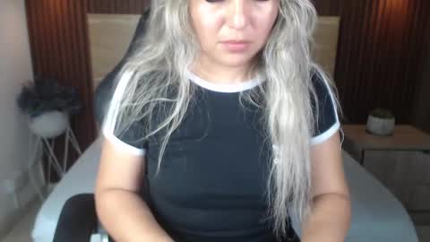 Snapshot of kiara_mirren chatting on 10.04.25 K I A R A online show from 10.04.25