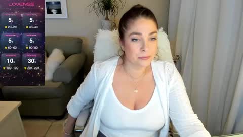 Snapshot of kierareines chatting on 12.24.24 Kiera Reines online show from 12.24.24