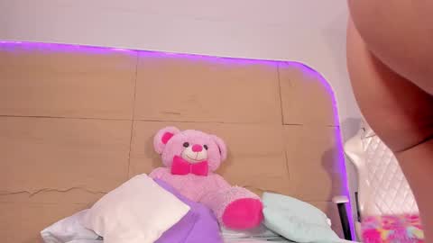 Snapshot of kiimcooper chatting on 03.01.25 KIM COOPER online show from 03.01.25