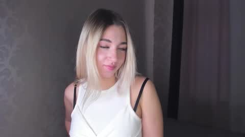 Snapshot of kiki_bloom chatting on 11.20.25 Bella online show from 11.20.25