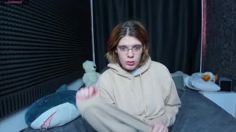 Snapshot of kiki_krash chatting on 02.20.25 Kiki online show from 02.20.25