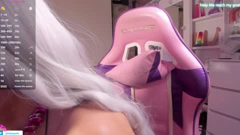 Snapshot of kikilepetite chatting on 01.08.25 kiki online show from 01.08.25