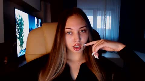 Kim Lee  online show from 01.05.25