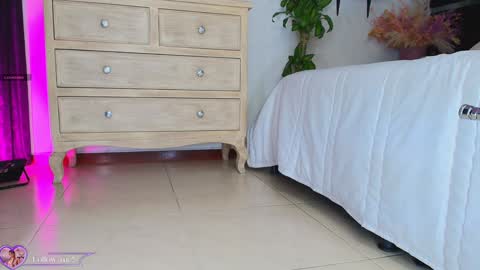 Snapshot of kinky_karo chatting on 01.17.25 online show from 01.17.25