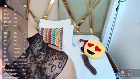 Snapshot of kinkyhousewifee_ chatting on 01.28.25 MISS RYN online show from 01.28.25