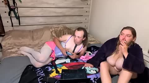 Snapshot of kinkyqueenandpet95 chatting on 10.18.25 kinkyqueenandpet95 online show from 10.18.25