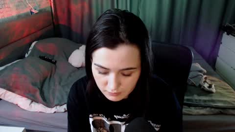 Snapshot of kira_yammy chatting on 01.01.25 Kira follow me online show from 01.01.25