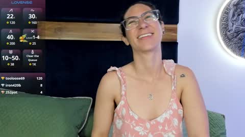 Kissing Company online show from 01.29.25