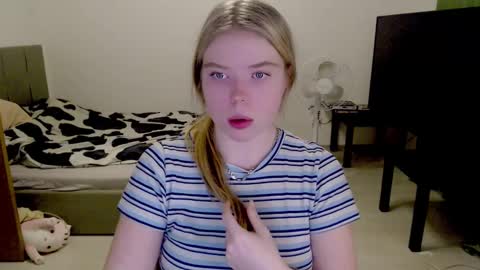 Snapshot of kitten_jenny01 chatting on 12.01.24 Jennyblonde and Emmabrunette online show from 12.01.24