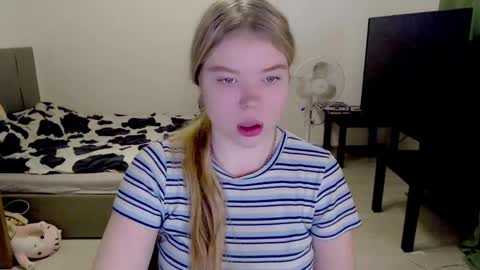 Snapshot of kitten_jenny01 chatting on 12.06.24 Jennyblonde and Emmabrunette online show from 12.06.24