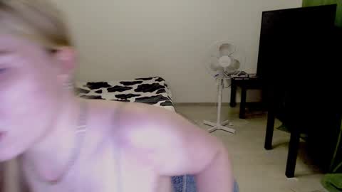 Snapshot of kitten_jenny01 chatting on 12.12.24 Jennyblonde and Emmabrunette online show from 12.12.24