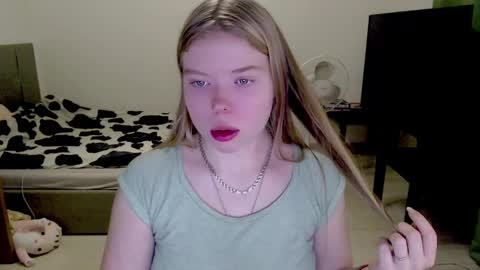 Snapshot of kitten_jenny01 chatting on 12.16.24 Jennyblonde and Emmabrunette online show from 12.16.24