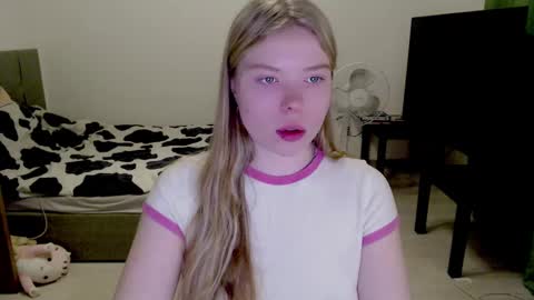 Snapshot of kitten_jenny01 chatting on 12.17.24 Jennyblonde and Emmabrunette online show from 12.17.24