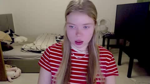 Snapshot of kitten_jenny01 chatting on 12.27.24 Jennyblonde and Emmabrunette online show from 12.27.24