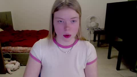 Snapshot of kitten_jenny01 chatting on 01.15.25 Jennyblonde and Emmabrunette online show from 01.15.25