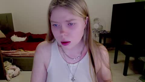 Snapshot of kitten_jenny01 chatting on 01.28.25 Jennyblonde and Emmabrunette online show from 01.28.25