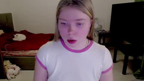 Snapshot of kitten_jenny01 chatting on 02.06.25 Jennyblonde and Emmabrunette online show from 02.06.25