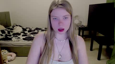 Snapshot of kitten_jenny01 chatting on 02.19.25 Jennyblonde and Emmabrunette online show from 02.19.25